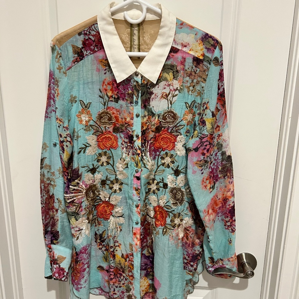 Arrata Silent Gourney Floral Embroidered Long Sleeve Blouse